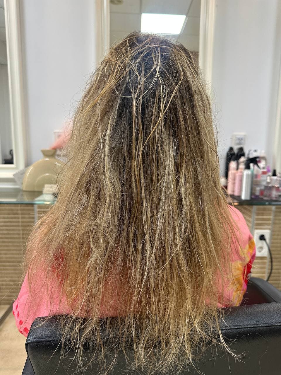 Dry, tangled, frizzy hair before a smoothing treatment at The Lounge Marbella